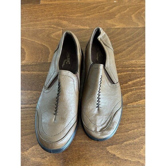 Easy Street Women's Mules Flats Tan Faux Leather Slip Ons NEW 7 M - Picture 2 of 6